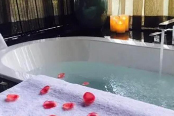 武汉江汉区水疗池中的失重冥想：当身体学会漂浮